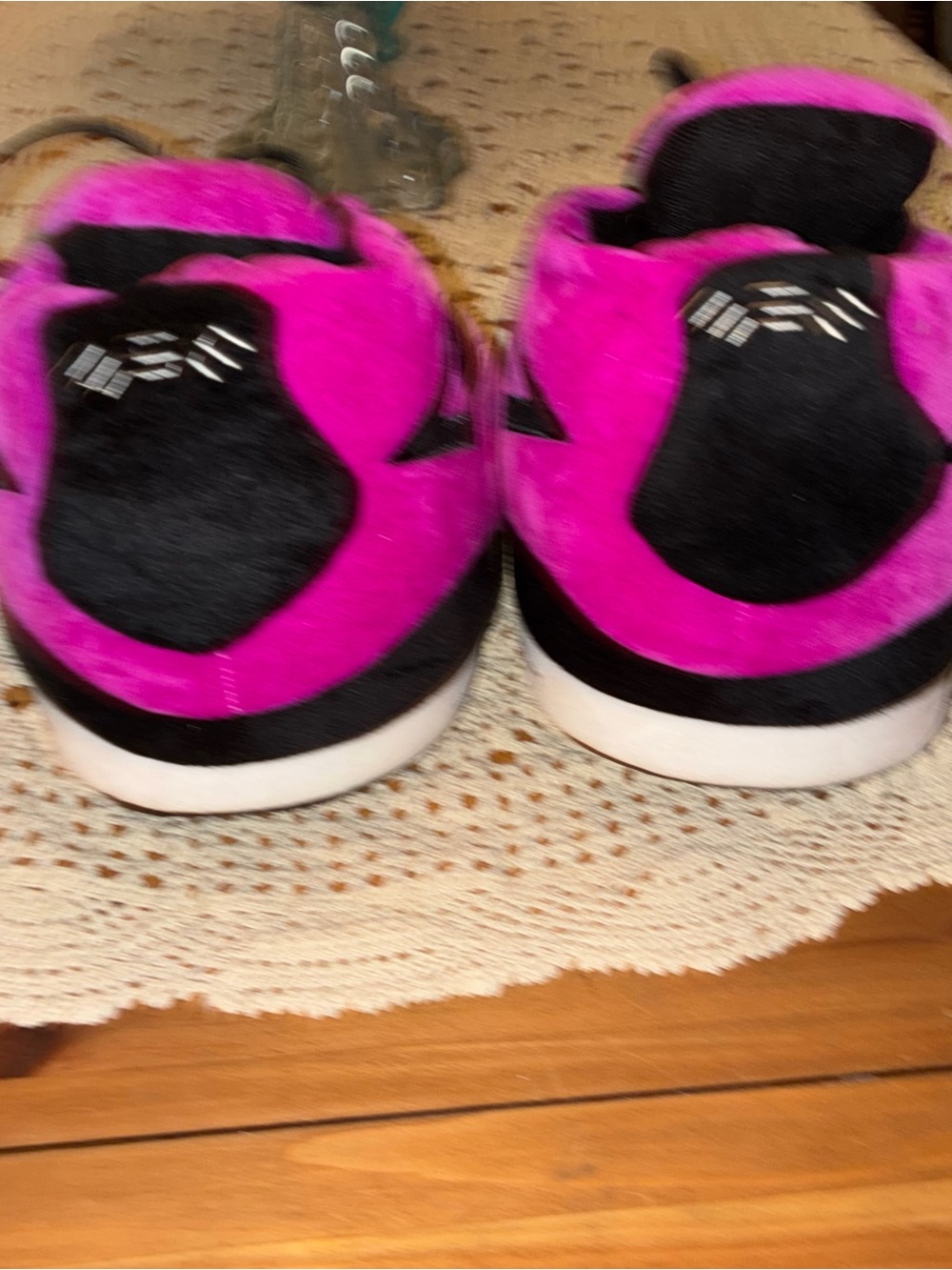 Jordan 4 Magenta Plush Sneaker Slippers - Picture 5 of 12